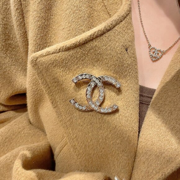 CHANEL‘s Classic Diamond-encrusted Brooch - Picture 7 of 7
